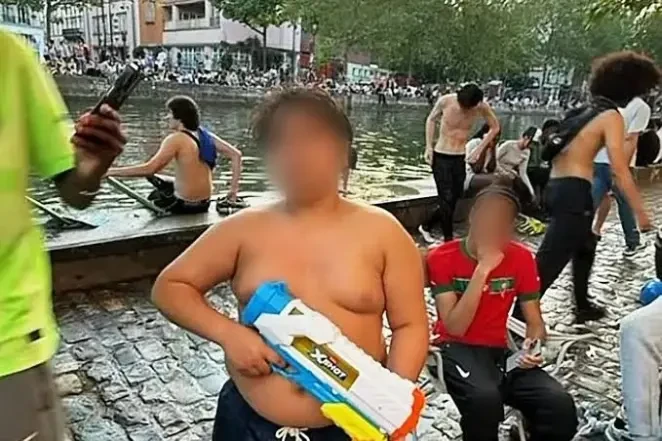 chlapec s vodnou pištoľou 